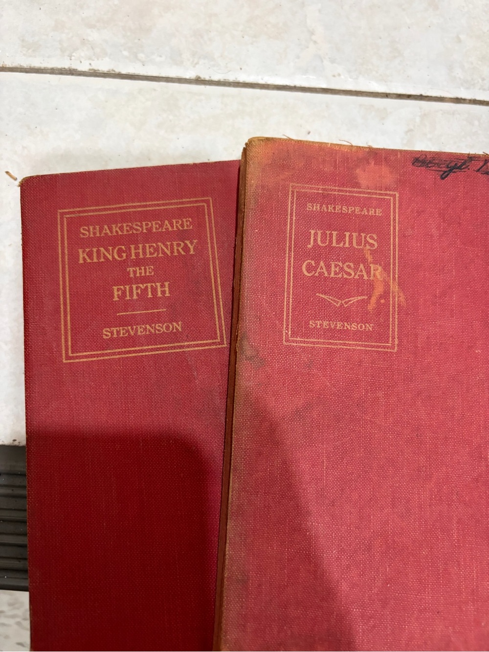 Shakespeare: King Henry the Fifth & Julius Caesar - Red Clothbound Set